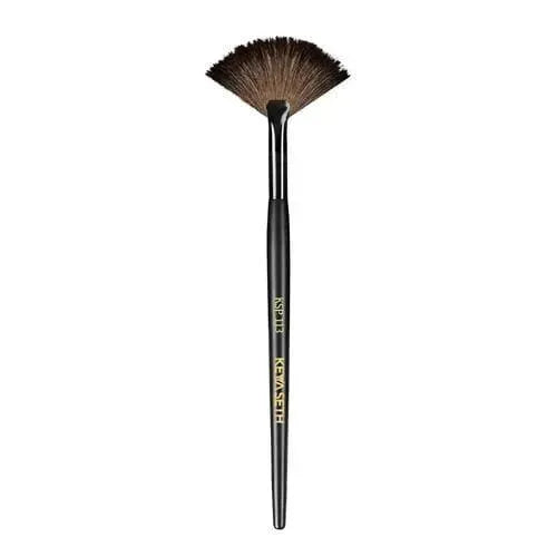 Fan Brush for an Awless Makeup Application – Smooth Blending of highlighter