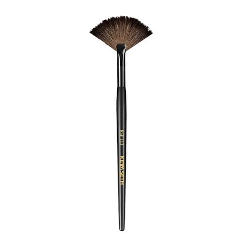 Fan Brush for an Awless Makeup Application – Smooth Blending of highlighter